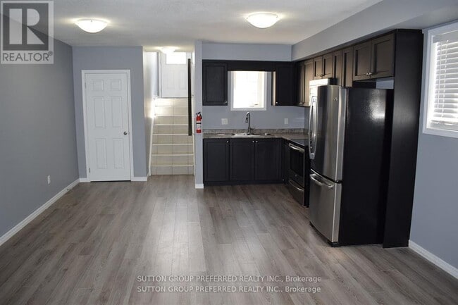Photo du bâtiment - 3200-3200 Singleton Ave