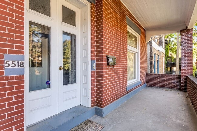 Foto del edificio - Extremely Spacious 5 Bed, 2 Bath Apartment in Highland Park! Available Immediately