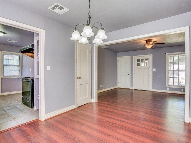 Building Photo - Cute 2 Bed | 1 Bath | 1 Car Garage