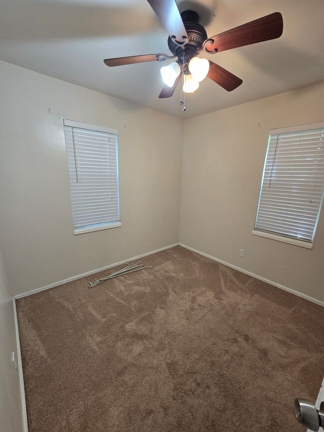 Foto del edificio - Great location 3 bed 1 bath with appliances!