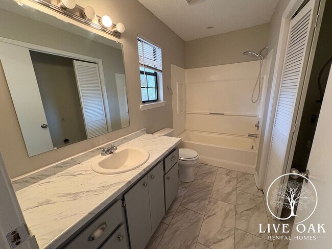 Building Photo - 435 Elm St