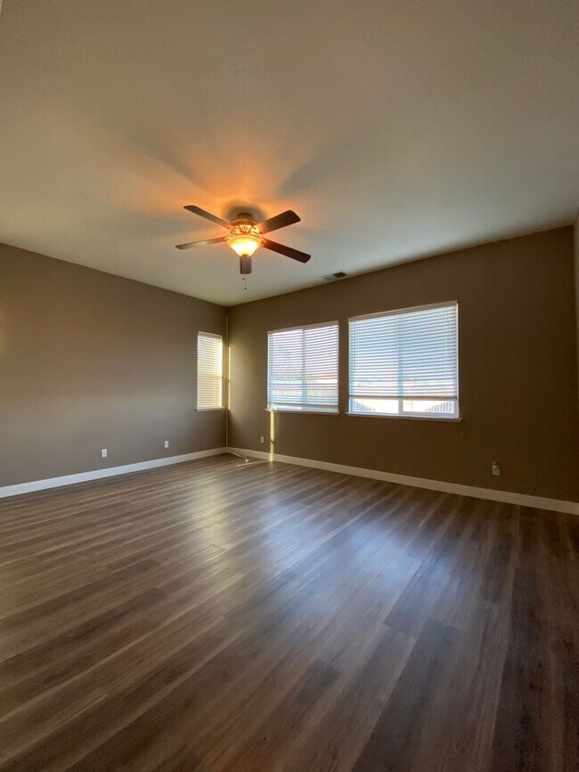 Foto del edificio - Beautiful well maintained 4bedrooms, 3bath...