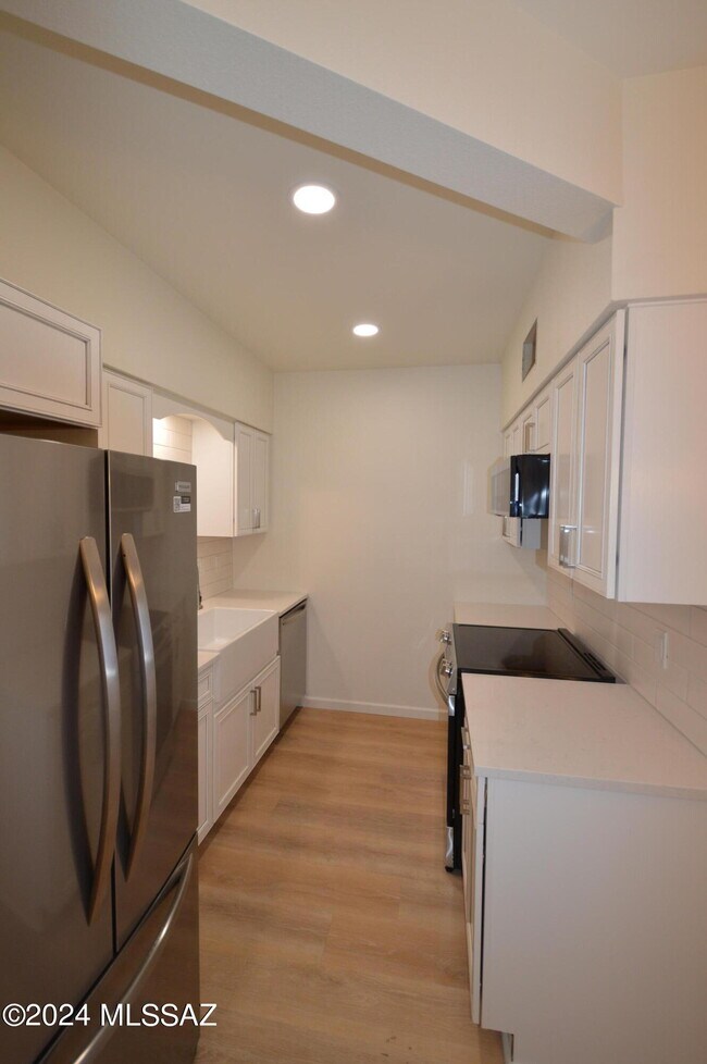 Building Photo - 5500 N Valley View Rd