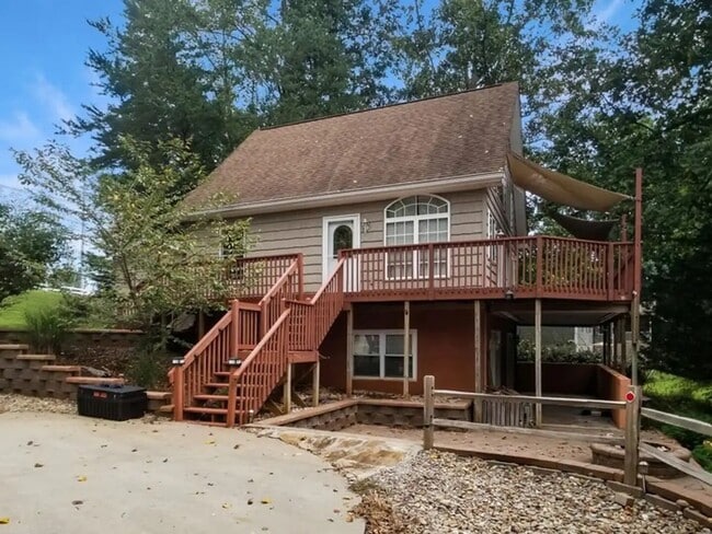 Building Photo - Lakefront Cottage Near Town with Stunning Views