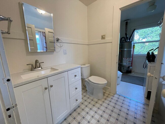 Building Photo - Sweet 2/1 Upstairs Victorian Apartment - 3...