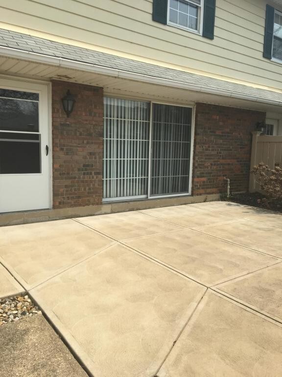 Building Photo - 7970 Mentor Avenue Unit J4