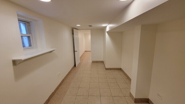 Dormitorio dos, pared a puerta - 3719 S Damen Ave