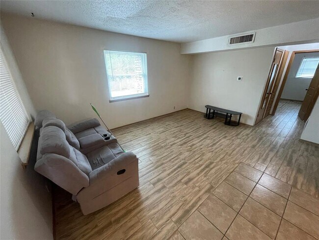 Foto del edificio - 716 N Elm St
