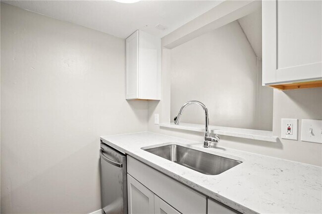 Building Photo - 404 W 35th St