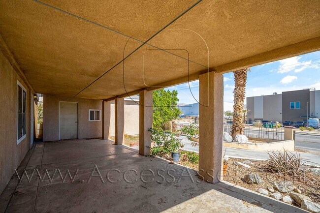 Building Photo - Charming 4 Bed/2.5 Bath Home With Spacious...
