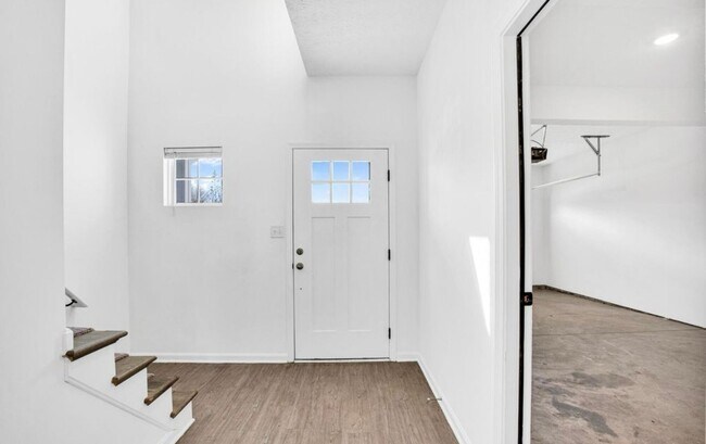 Building Photo - Beautiful 3-Bedroom Townhome in Pleasure Ridge Park!