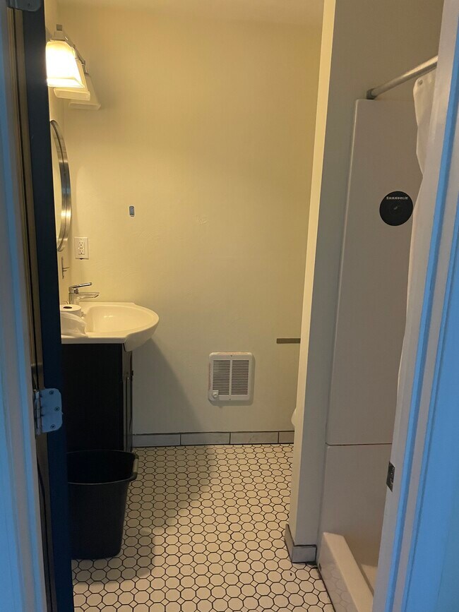 Bath - 412 Walnut Ave SE