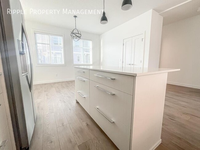 Building Photo - AMAZING MODERN 3 BEDS+DEN/ 2.5 BATHS TOWNHOUSE