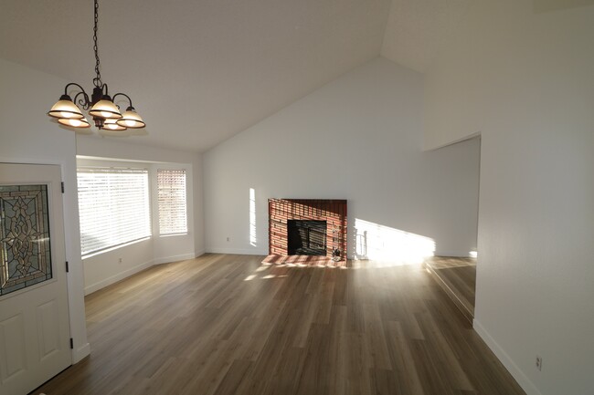 Building Photo - 726 Briar Hill Cir