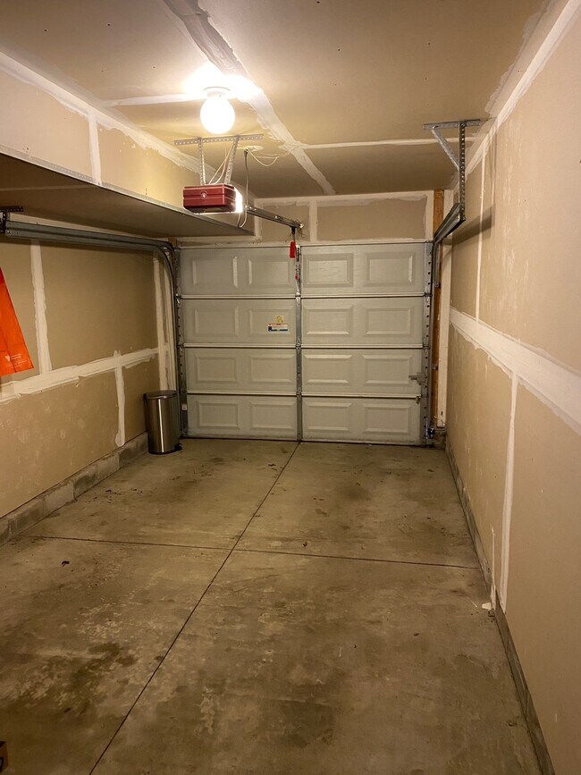 Garaje privado con portón trasero - 1330 Doten Ave