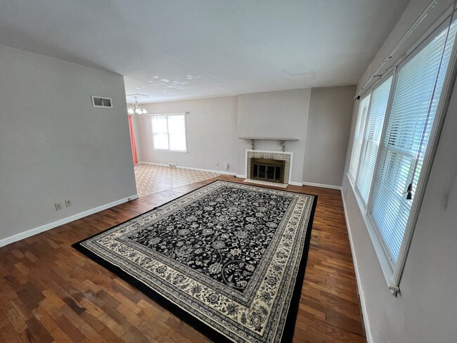 Building Photo - Beautiful 5 Bed House Perfectly Located Just 1 block from KSU!