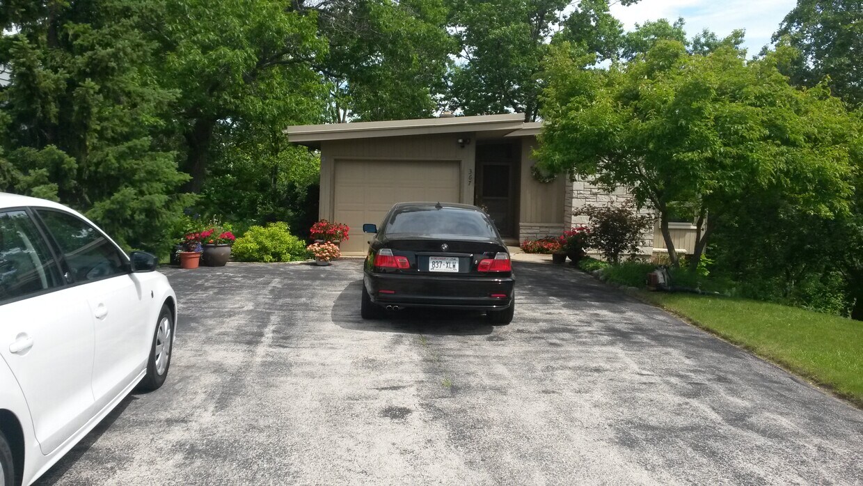 Front of house. - 367 Tower Ct