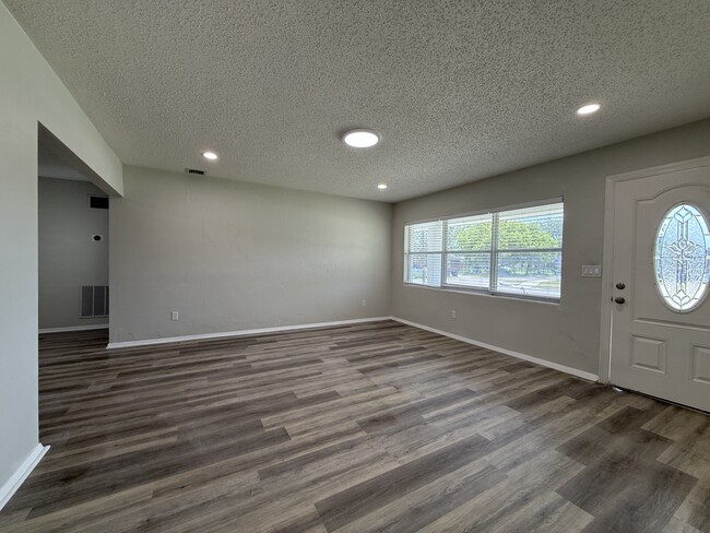 Building Photo - 6003 W Harwood Ave