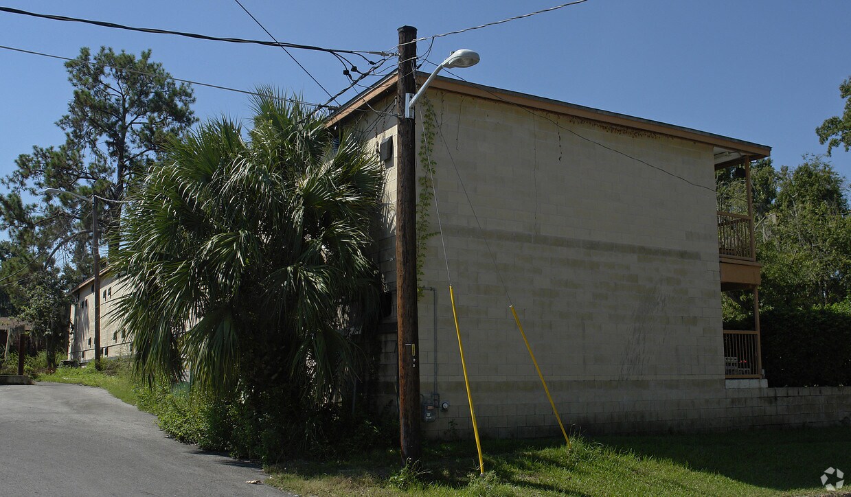 Building Photo - 2120 SW 13th St