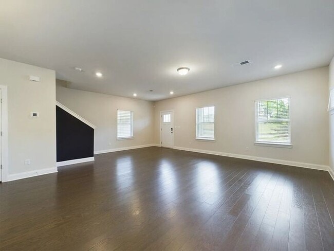 Building Photo - 3 Bed/2.5 Bath Beautiful Newer Constructio...