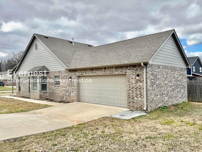 Foto del edificio - 3 Bed, 2 Bath Home with Garage / Pet-Friendly / Available Now!