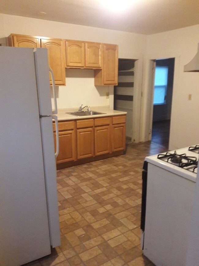 64 Ridge St Unit 1, Manchester, CT 06040 Apartment for Rent in