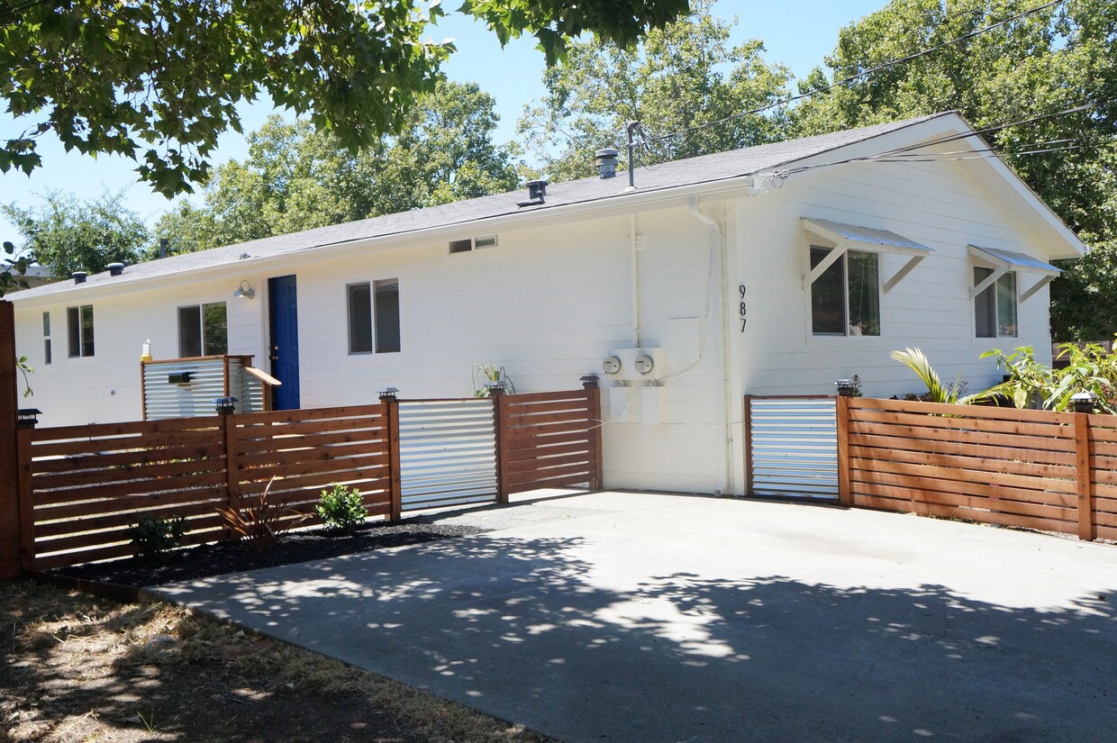 Primary Photo - 989 45th St