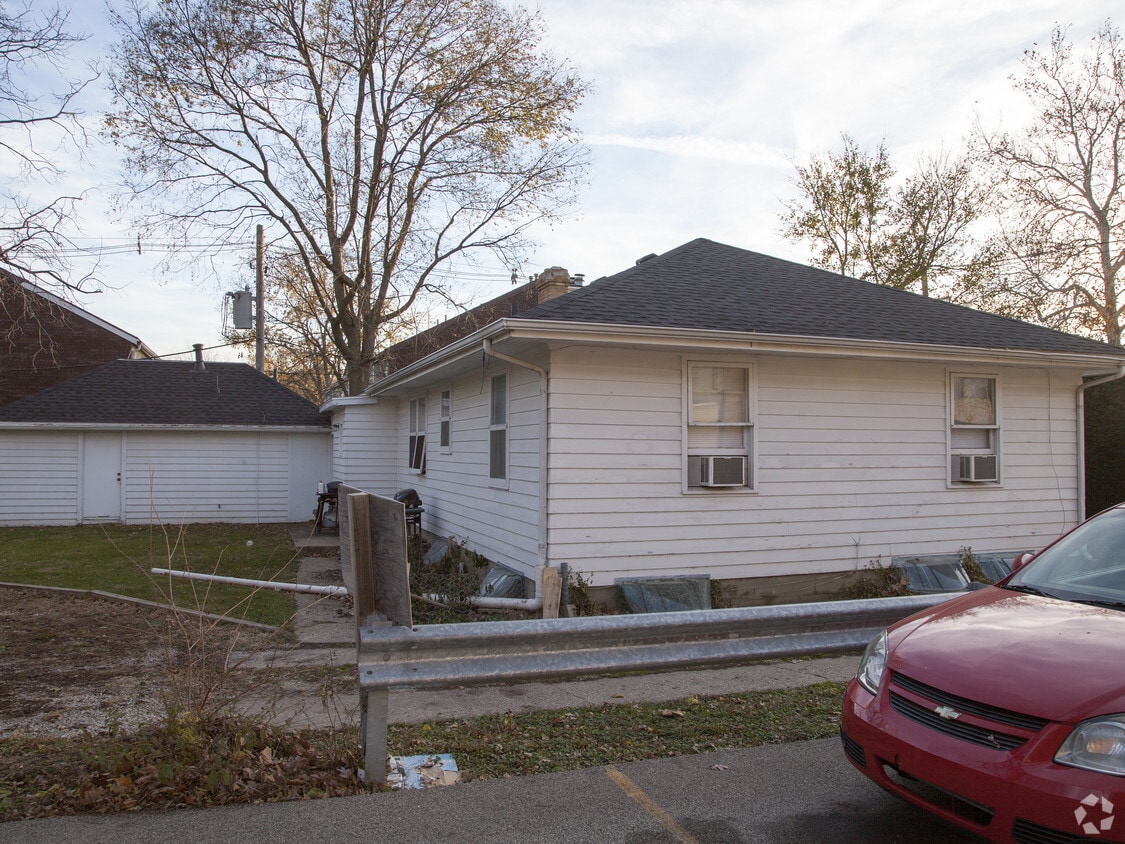 UIUC Campustown 908 S Vine Apartments Urbana, IL
