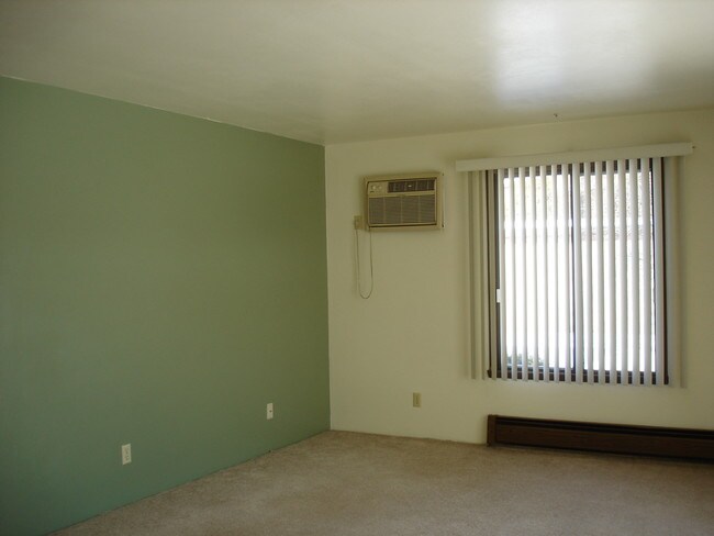 Building Photo - 2204 Camelot Ct