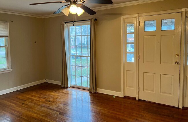 Building Photo - Great location in Garden District seconds ...