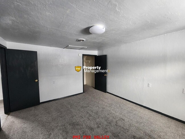 Building Photo - Large 1-Bedroom Duplex in Neenah - Perfect...