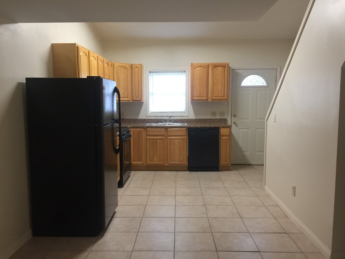 Kitchen - 609 Grove City Rd