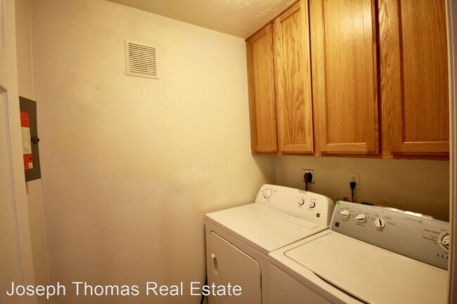 Foto del edificio - 2 br, 1 bath House - 343 W 300 N #5