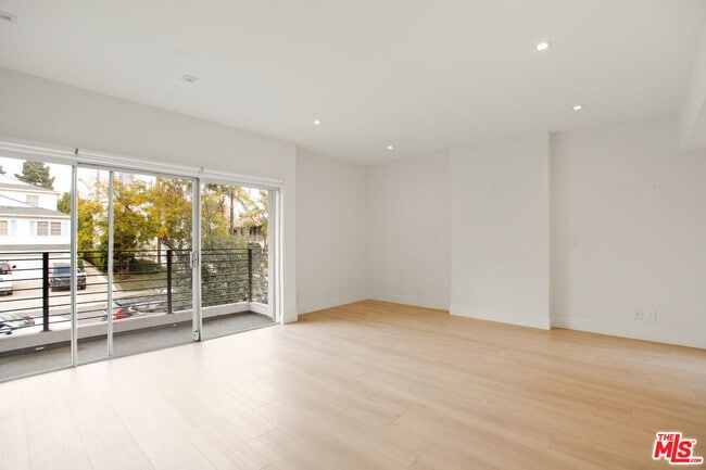 Foto del edificio - 10630 Wilkins Ave