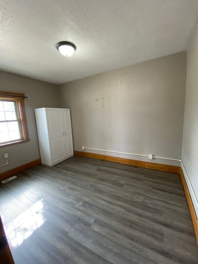 Building Photo - Adorable two Bedroom Single Family Home