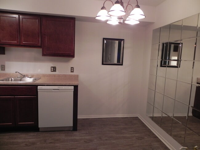 Building Photo - 125 Twin Oaks Dr
