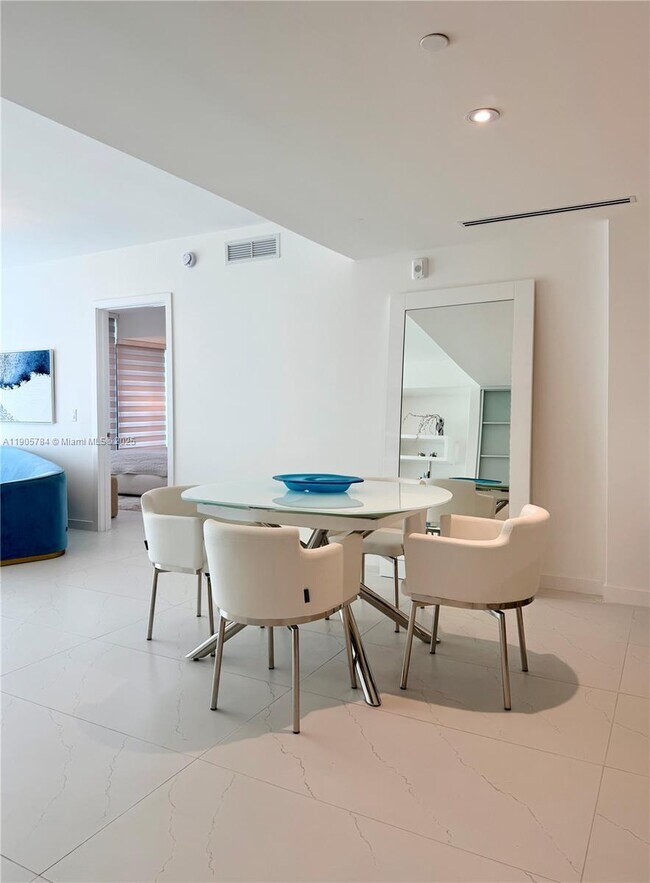 Foto del edificio - 9901 E Bay Harbor Dr