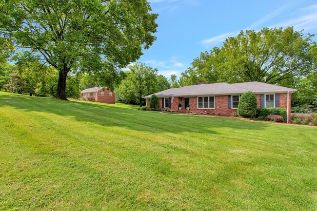 Building Photo - 1208 Saxon Dr