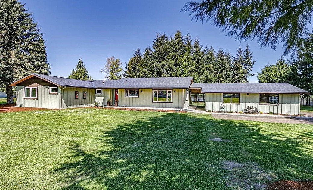 Primary Photo - 3 bed, 2 bath, mountain view, fully fenced...