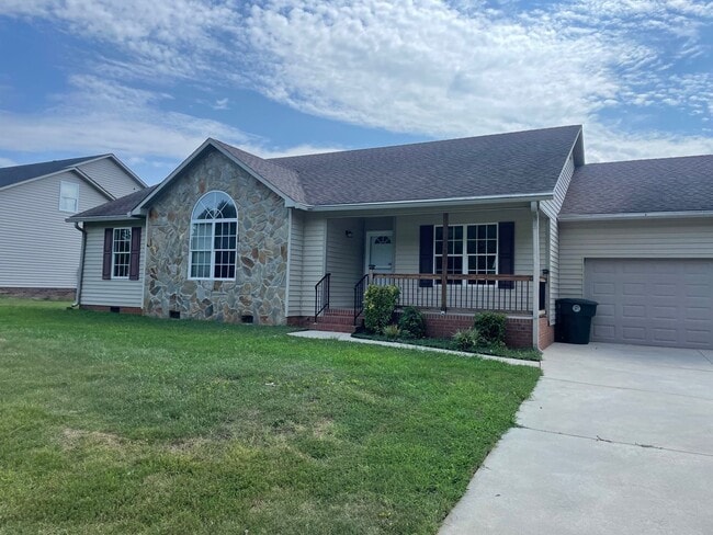 Building Photo - 3-4 Bed with 2 full baths and 2 car garage...