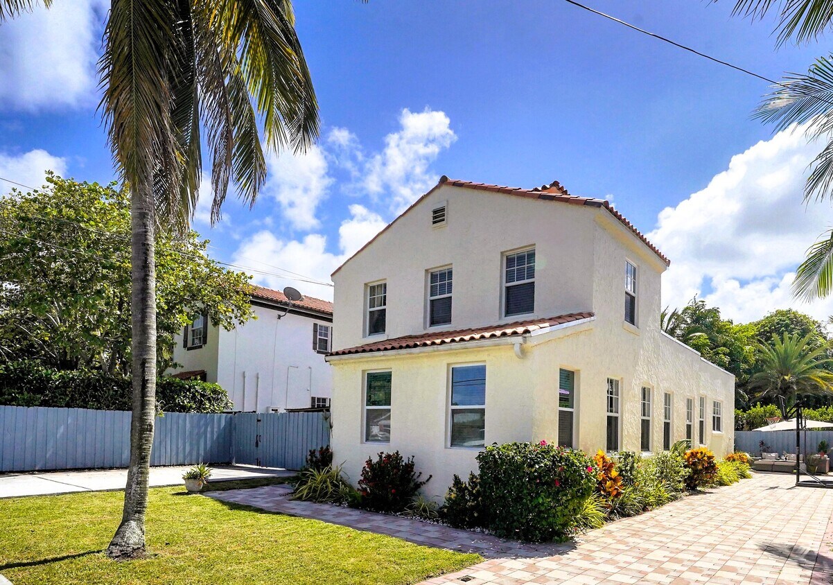 Foto principal - 910 NE 2nd Ave