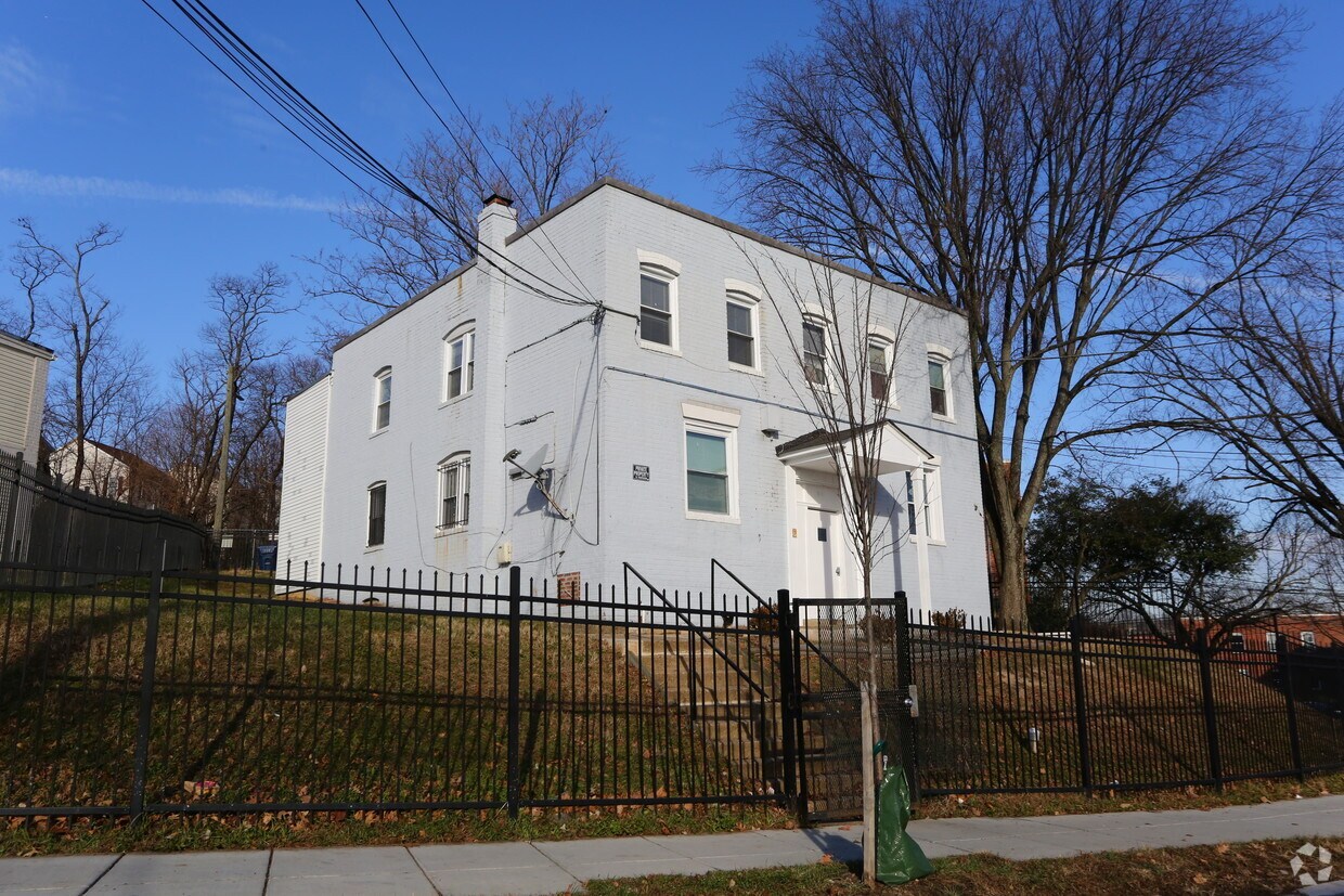 Building Photo - 3141 Buena Vista Ter SE