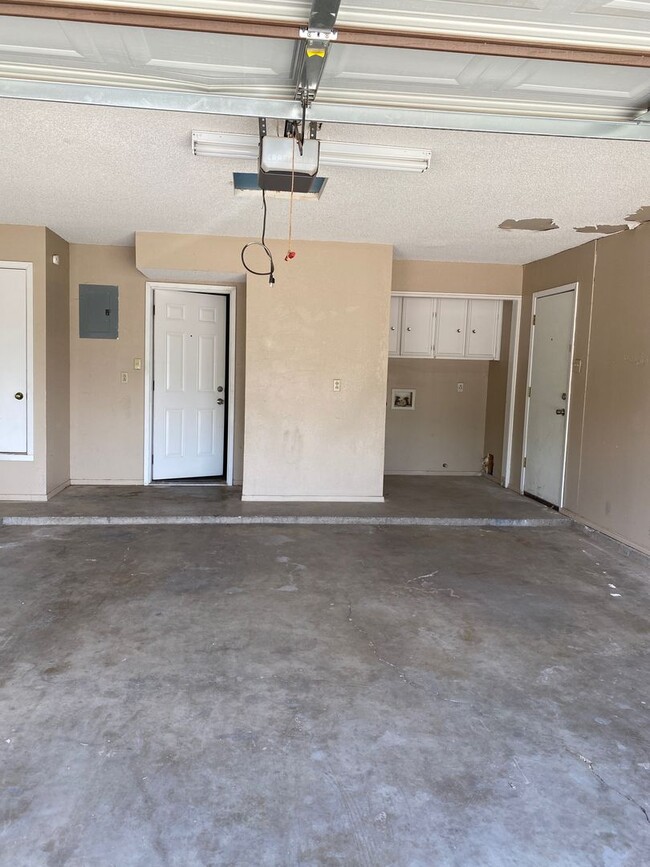 Building Photo - 419 W Spruce Ave