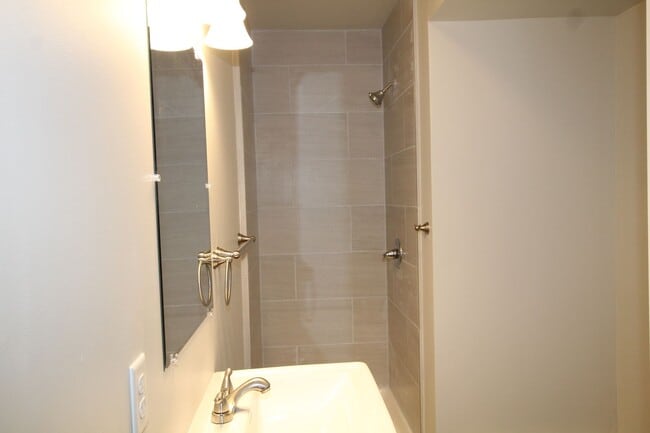 Building Photo - Beautifully remodeled and completed 1 bedroom apartment.