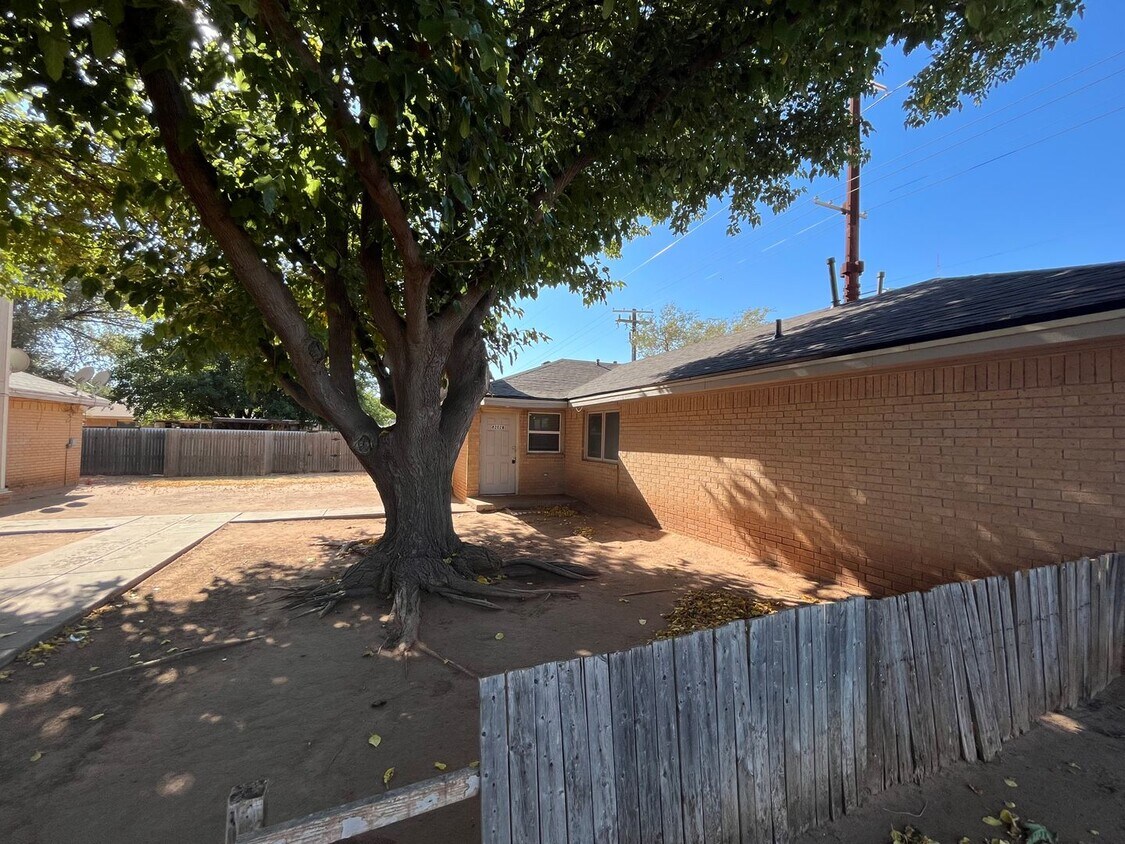 Primary Photo - 8202 Vernon Ave