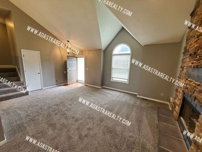 Foto del edificio - Gorgeous Shawnee Mission NW Home-Available...