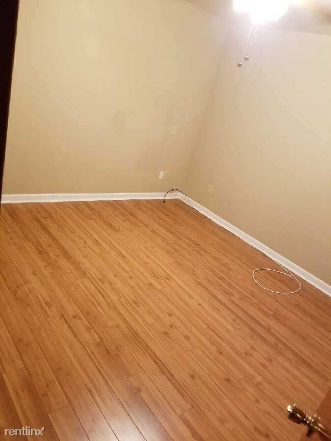 Building Photo - 3 br, 3 bath Apartment - 809 Phlox Ave