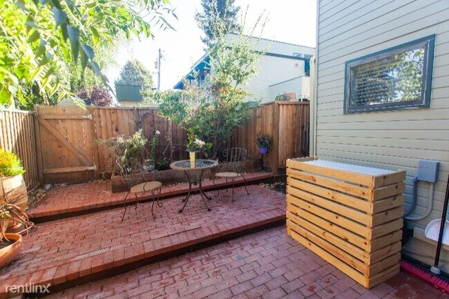 Building Photo - 2 br, 3 bath Townhome - 421 Sierra Vista