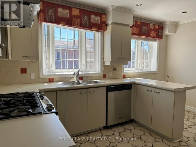 Building Photo - 28 Collins Crescent