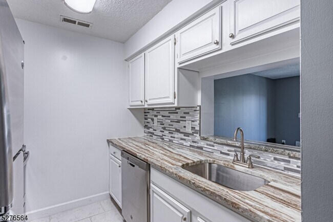 Building Photo - 420 Ravens Crest Dr